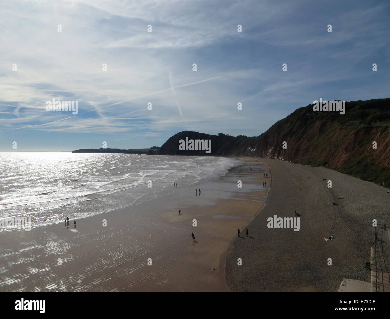 Les gens qui marchent sur l'échelle de Jacob, Sidmouth à marée basse sur une après-midi ensoleillée d'automne avec de fines traînées et cloud Banque D'Images