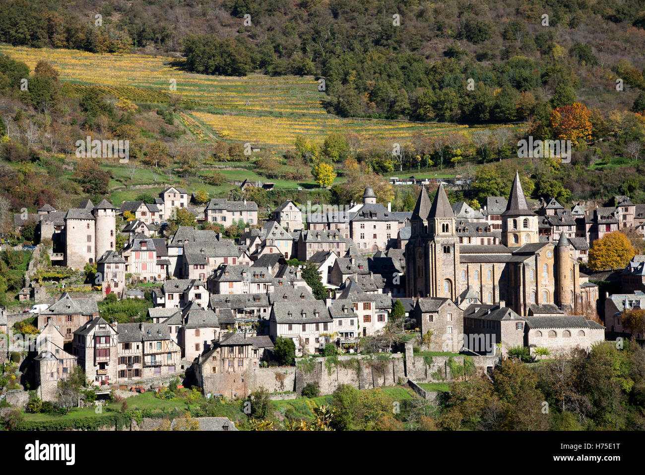Par un matin d'automne, un aperçu sur le village de Conques du point de vue connu comme 'Bancarel" (Aveyron - France). Banque D'Images