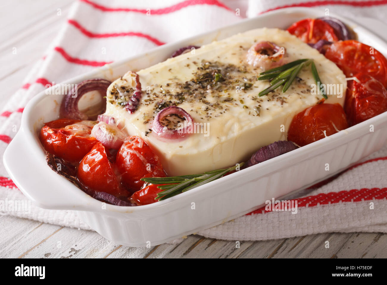 Bouyiourdi : le fromage feta cuite au four avec tomates et d'oignons dans  le plat de cuisson libre horizontale Photo Stock - Alamy