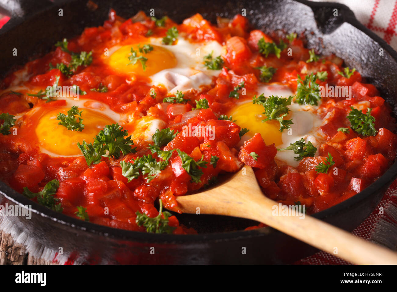 Shakshuka œufs frits avec sauce tomate close up dans une poêle. Banque D'Images