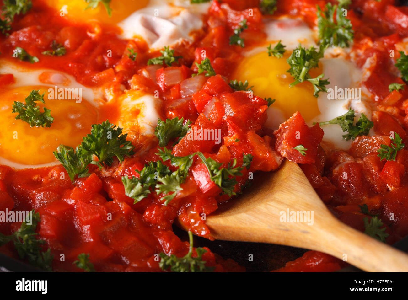 Shakshuka d'œufs au plat avec la sauce. macro fond horizontal Banque D'Images