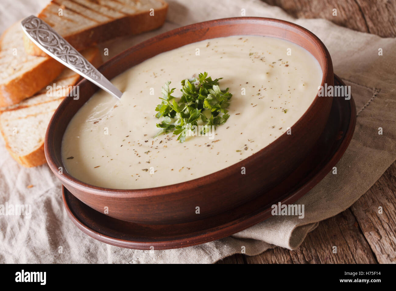 Soupe de chou-fleur diététiques et toasts close up sur la table horizontale. Banque D'Images Soupe de chou-fleur diététiques et toasts close up sur la table horizontale. Banque D'Images