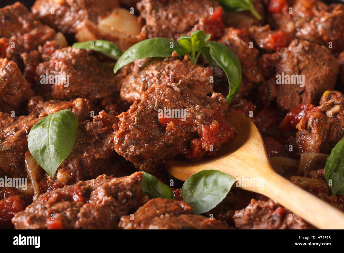 La nourriture grecque : boeuf stifado macro. Arrière-plan horizontal Banque D'Images