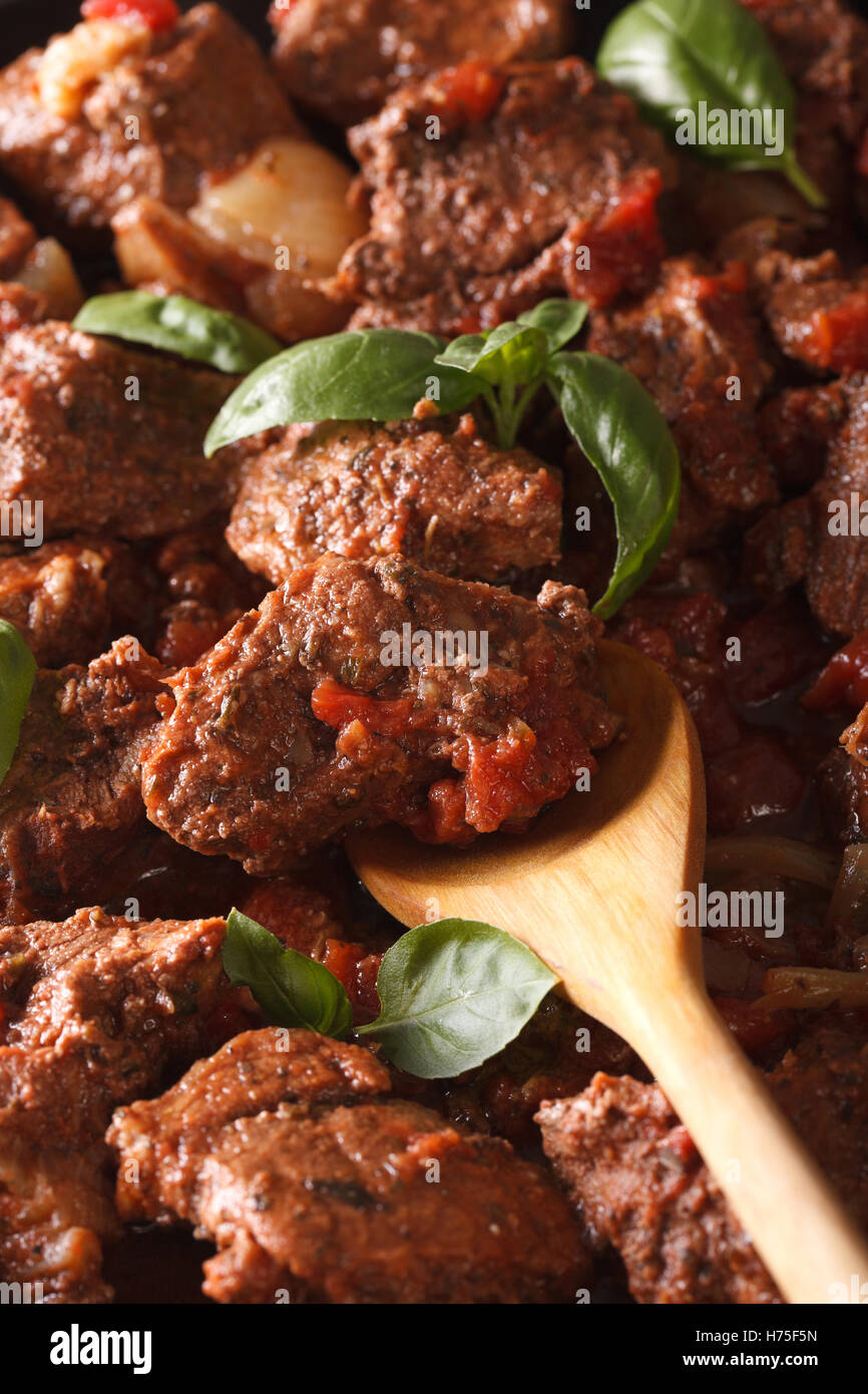 La nourriture grecque : boeuf stifado. macro fond vertical Banque D'Images