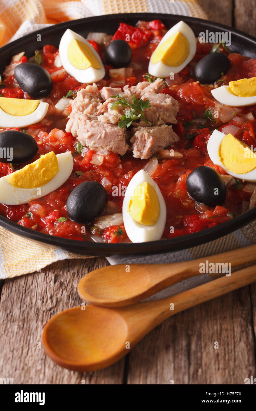 La cuisine arabe : la salade de thon avec des légumes et des œufs gros plan sur la table. La verticale Banque D'Images