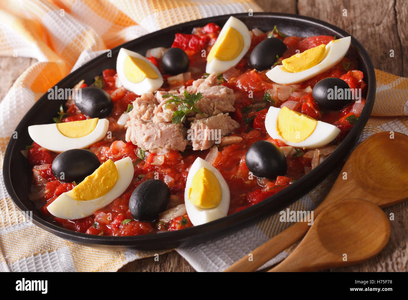 Salade Mechouia arabe avec des légumes, le thon et les oeufs sur la table horizontale. Banque D'Images