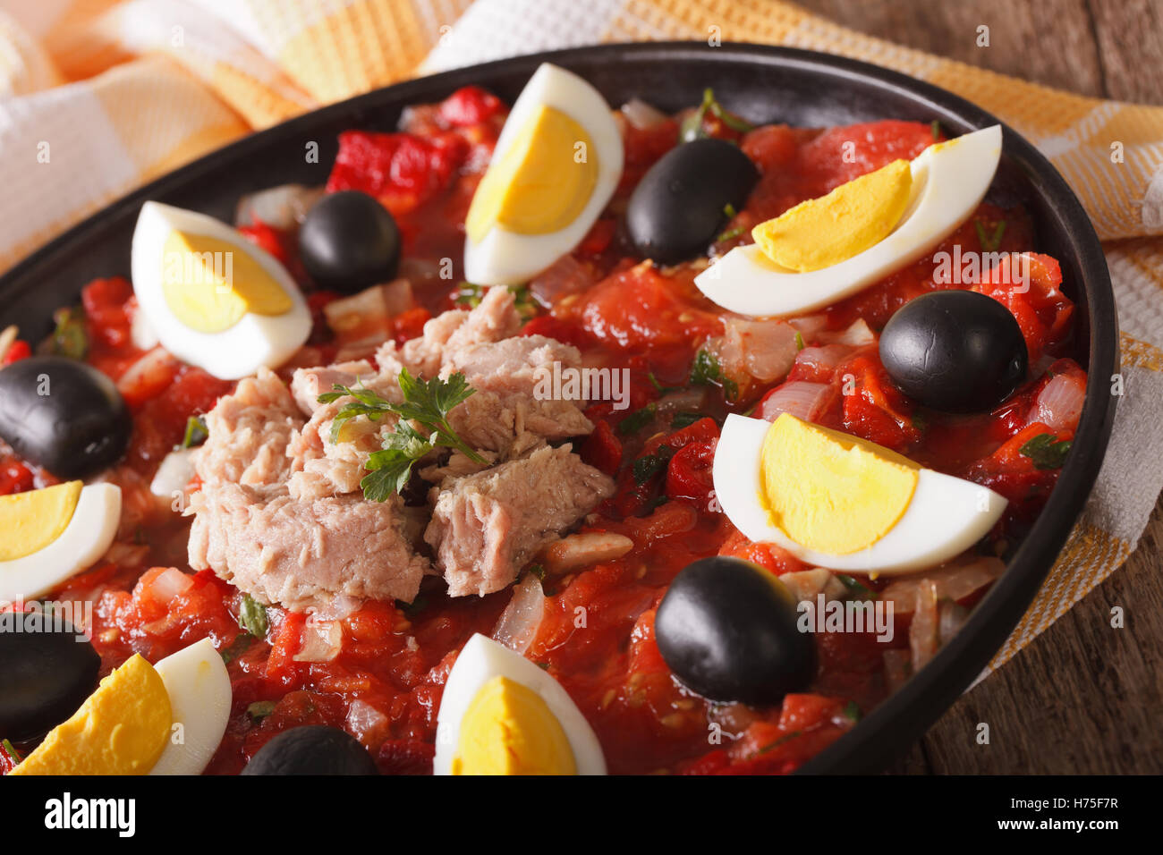 L'arabe la salade de thon, légumes grillés et des œufs sur une table horizontale de près. Banque D'Images