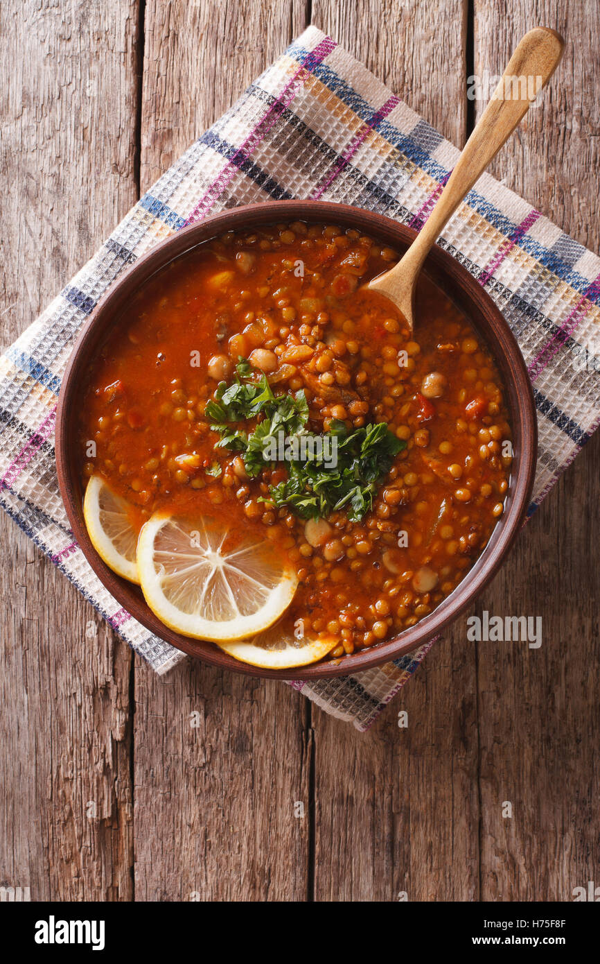 Harira marocaine épaisse dans un bol de soupe sur la table. vertical Vue de dessus Banque D'Images