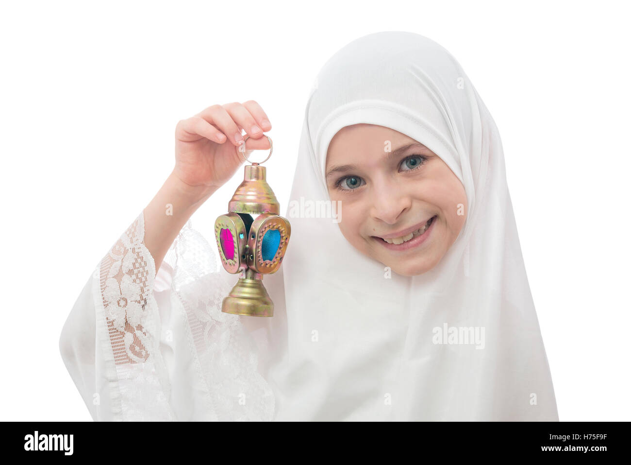 Sourire jeune fille musulmane dans le hijab Holding Ramadan Lantern isolé sur fond blanc Banque D'Images