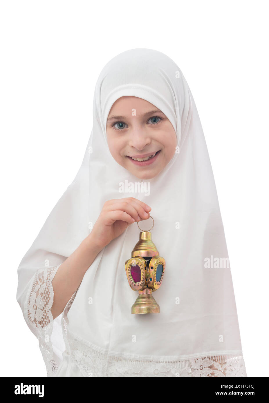 Belle jeune fille musulmane dans le hijab Holding Ramadan Lantern isolé sur fond blanc Banque D'Images
