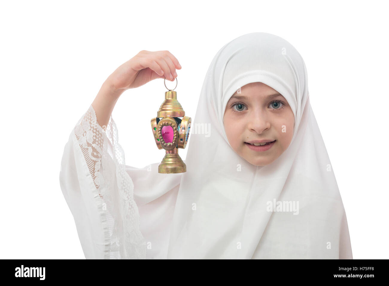 Jeune musulmane dans le hijab Holding Ramadan Lantern isolé sur fond blanc Banque D'Images