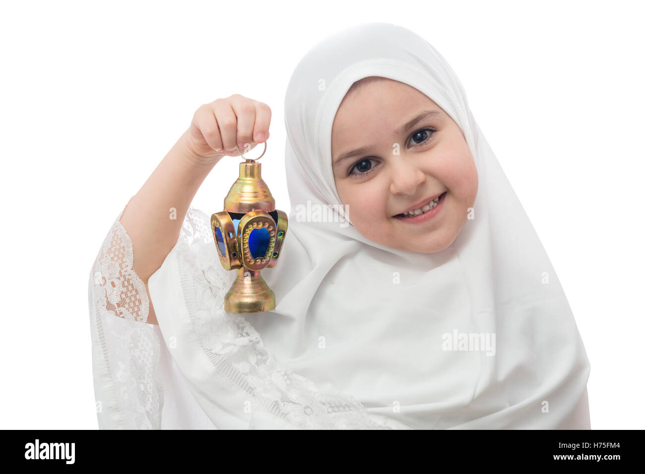 Jeune fille en blanc hijab avec Ramadan Lantern isolé sur fond blanc Banque D'Images