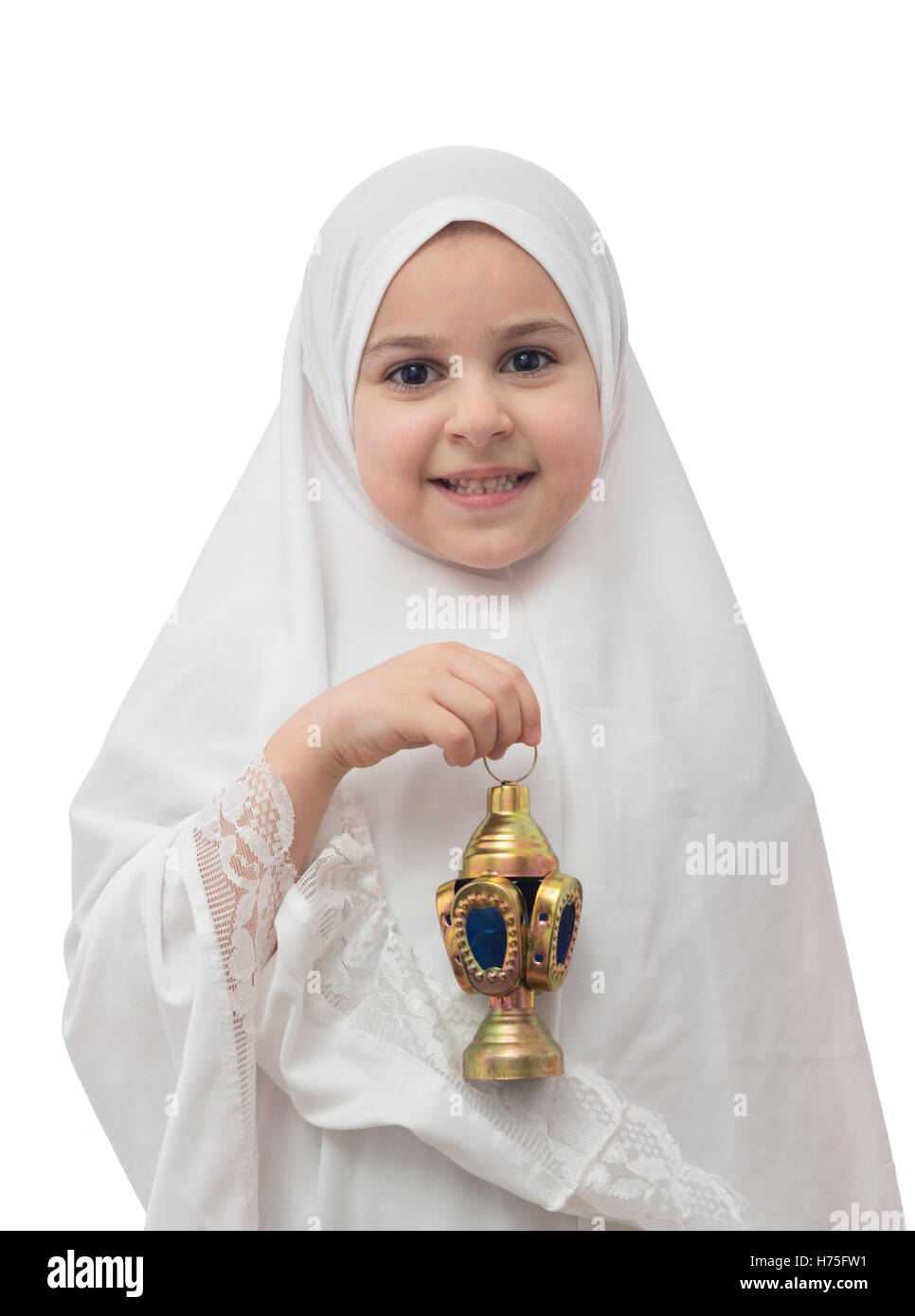 Jeune fille dans le hijab islamique avec le Ramadan Lantern isolé sur fond blanc Banque D'Images