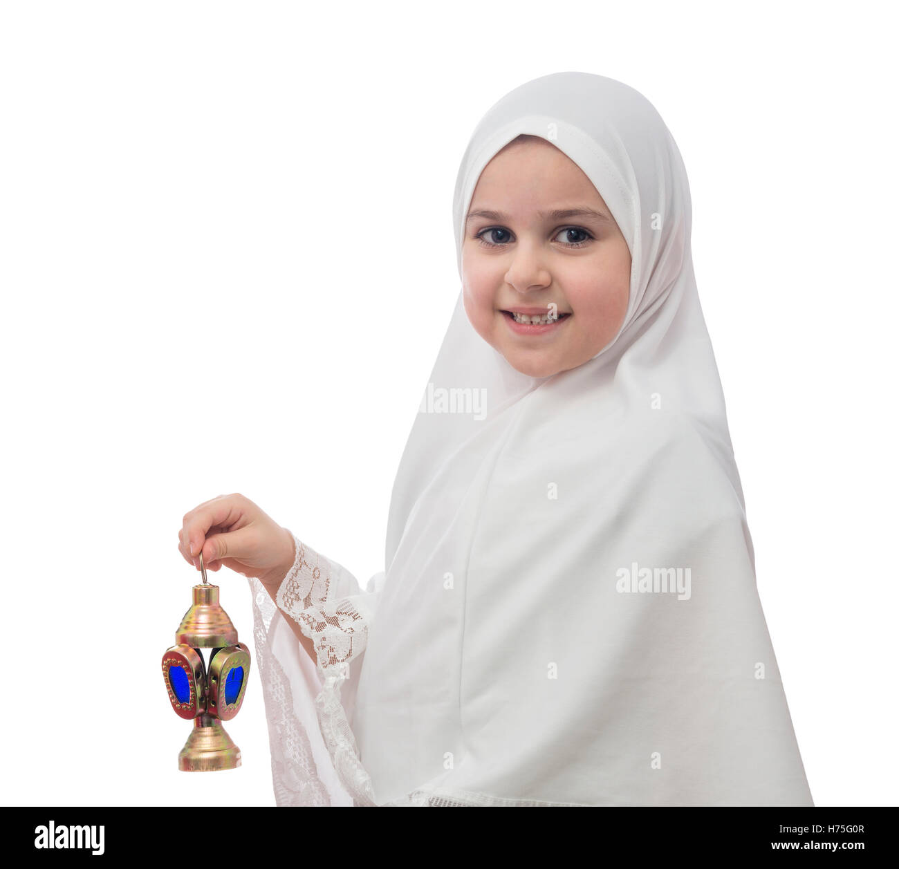 Jeune musulmane dans le hijab avec Ramadan Lantern isolé sur fond blanc Banque D'Images