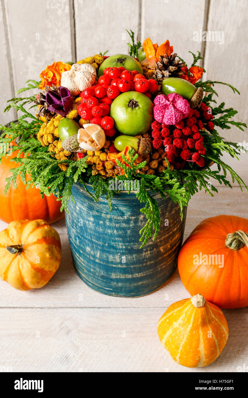 Bouquet coloré fait de l'automne fleurs et plantes. Décor d'automne Banque D'Images