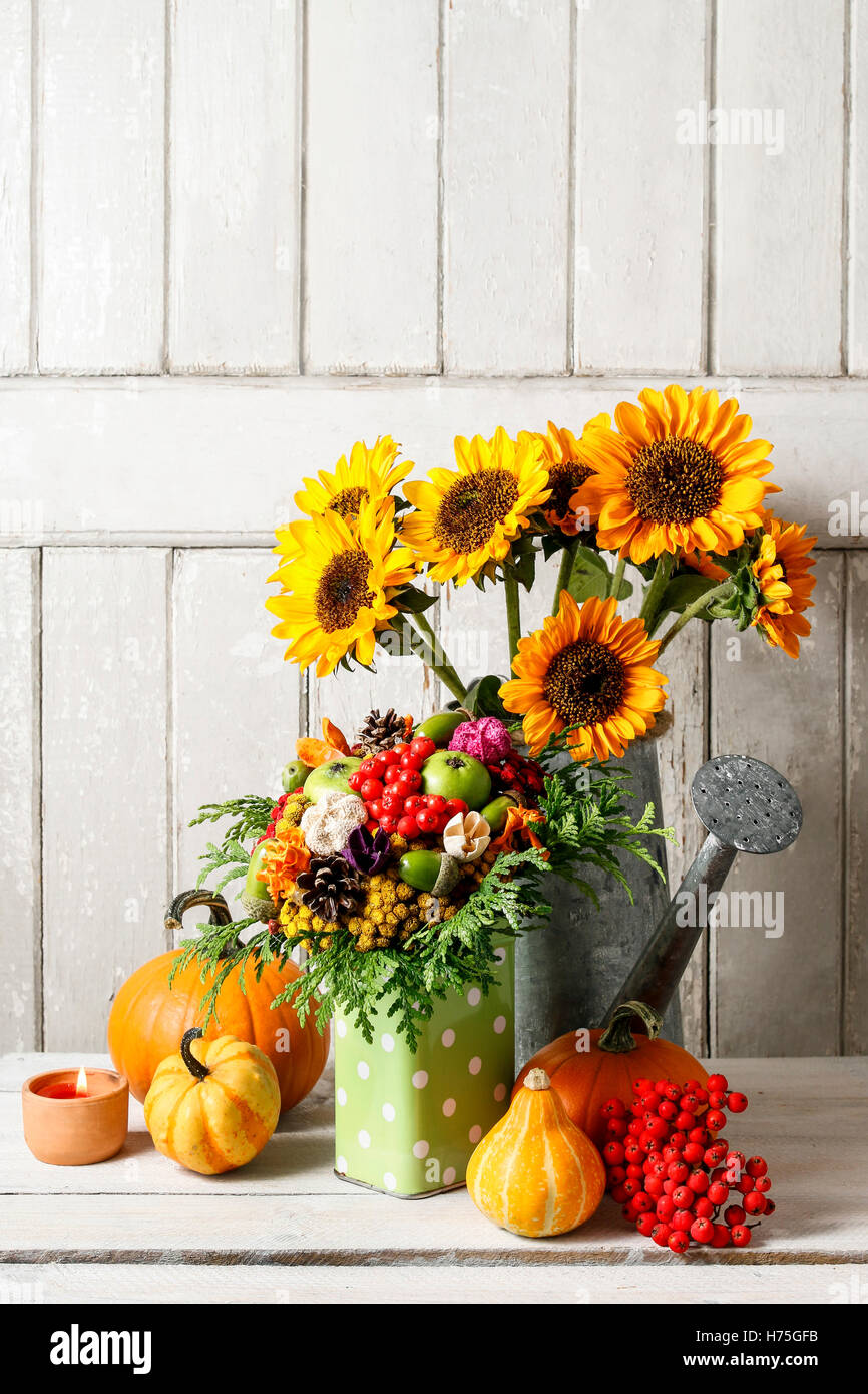 Arrangement de fleurs d'automne avec des fleurs et des plantes. Décor d'automne Banque D'Images