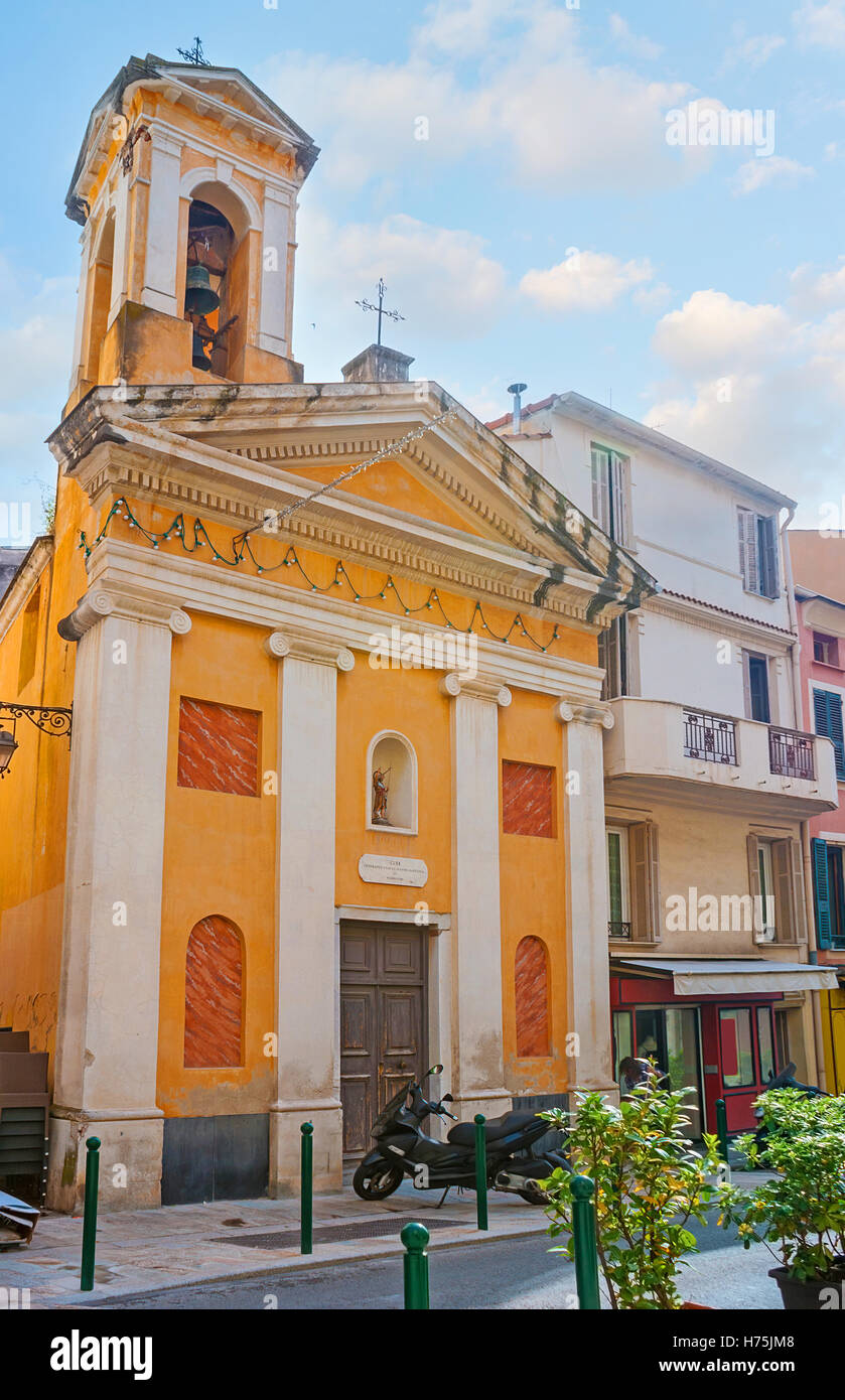 Le bâtiment jaune vif de l'église de Saint Jean Baptiste avec le petit  clocher, situé dans la vieille ville d'Ajaccio Photo Stock - Alamy