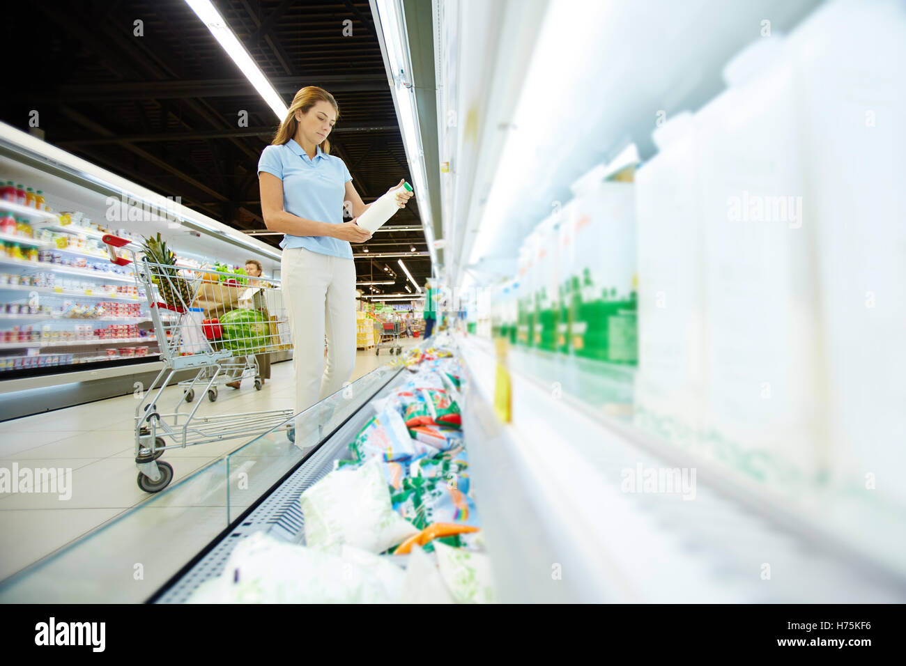 L'achat de produits laitiers Banque D'Images