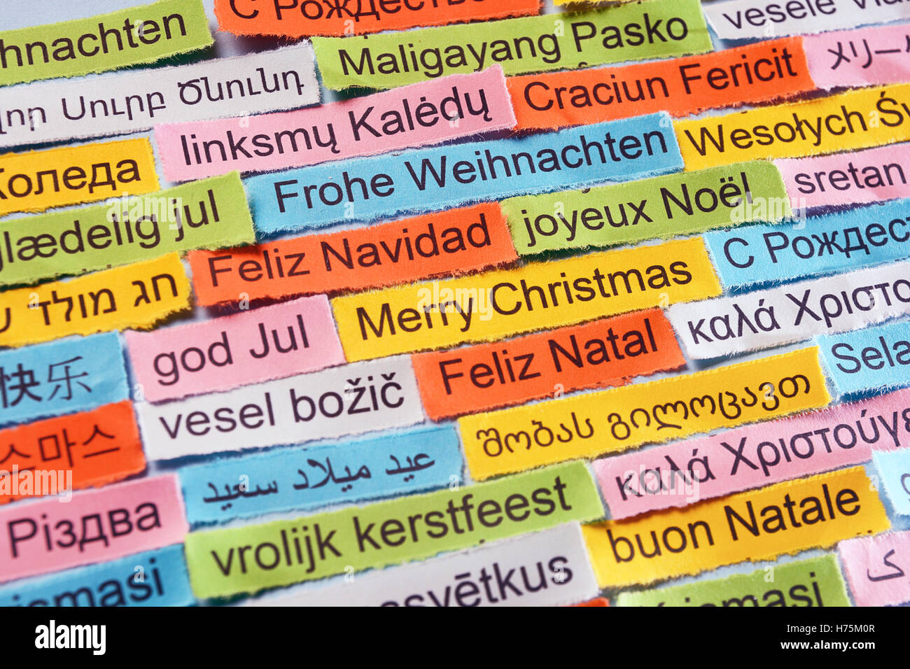 Joyeux Noël Nuage de mots imprimés sur du papier de couleur différentes langues Banque D'Images
