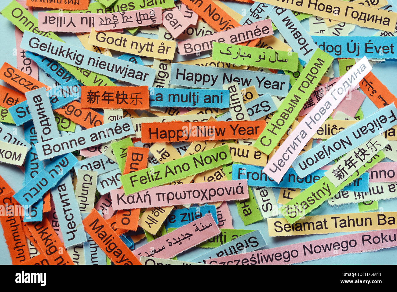 Bonne Année Nuage de mots imprimés sur du papier de couleur différentes langues Banque D'Images