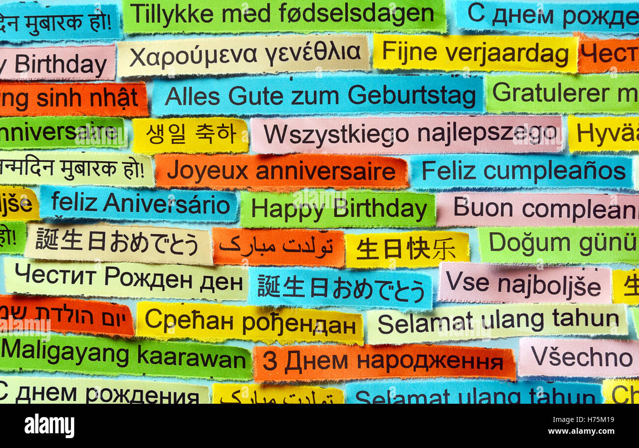 Happy Birtday Nuage de mots imprimés sur du papier de couleur différentes langues Banque D'Images