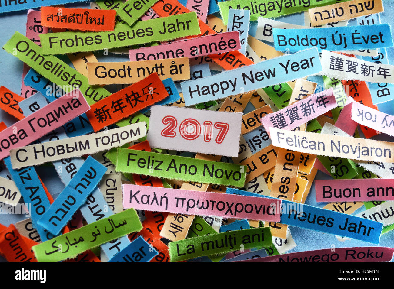 Bonne Année Nuage de mots imprimés sur du papier de couleur différentes langues Banque D'Images