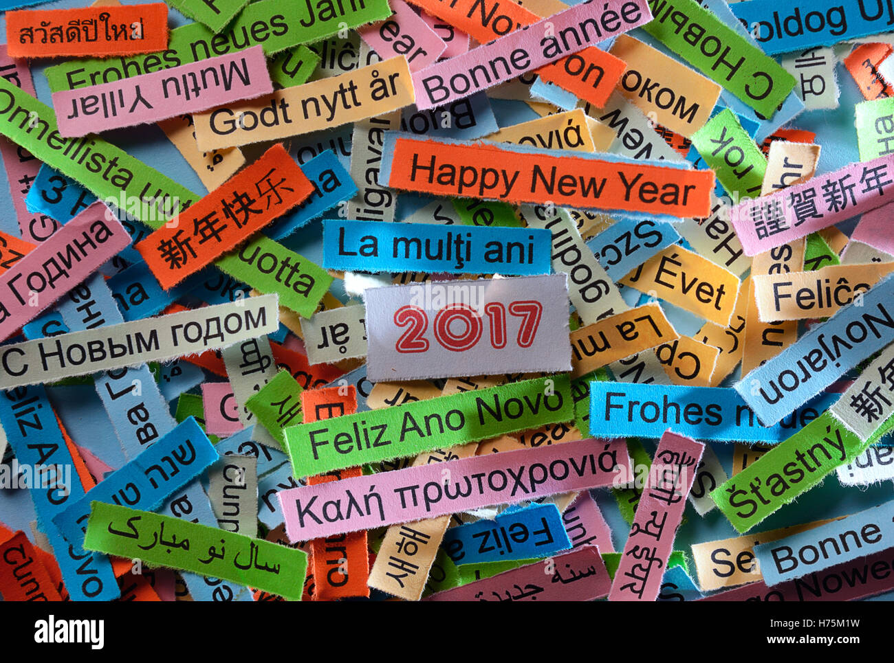 Bonne Année Nuage de mots imprimés sur du papier de couleur différentes langues Banque D'Images