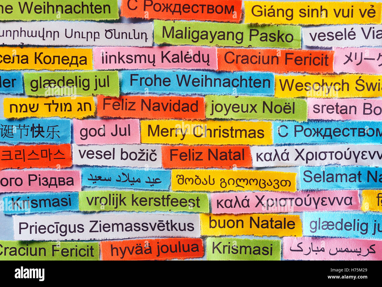Joyeux Noël Nuage de mots imprimés sur du papier de couleur différentes langues Banque D'Images