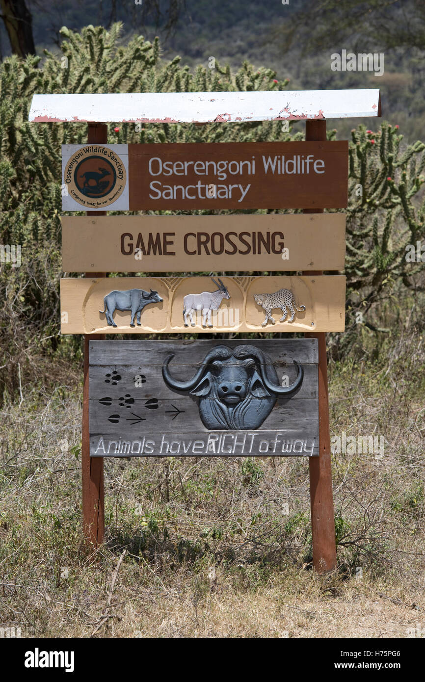 Jeu crossing road sign les animaux ont droit de passage Oserigoni Wildlife Sanctuary Naivasha au Kenya Banque D'Images