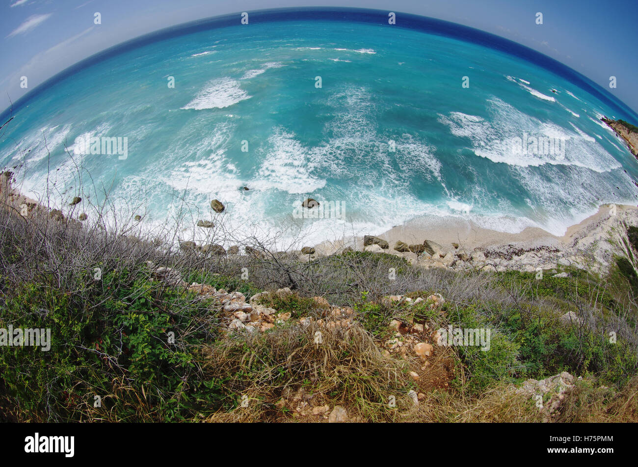 Photo de la mer en Dominicana photo avec objectif fish eye, ciel bleu et de falaises côtières, l'été Banque D'Images