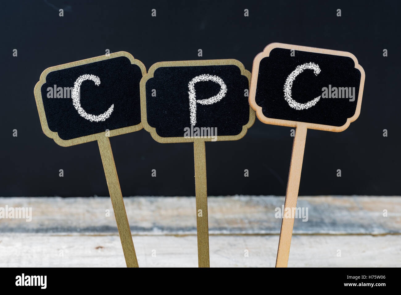 Acronyme d'affaires comme CPC Coût par clic écrit avec la craie sur tableau noir en bois mini étiquettes Banque D'Images