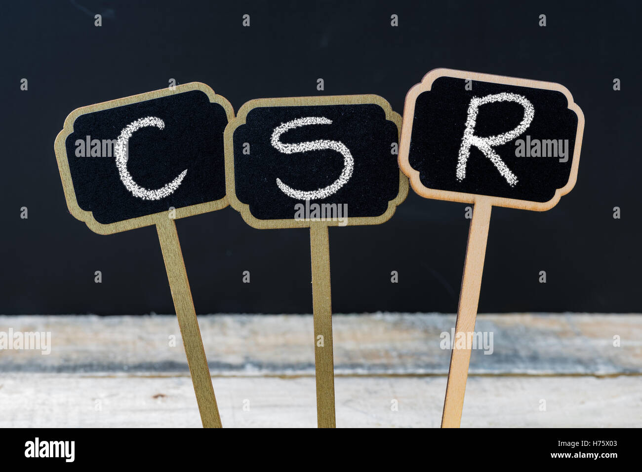 Acronyme d'affaires de la RSE Responsabilité sociale de l'entreprise écrit avec la craie sur tableau noir en bois mini étiquettes Banque D'Images