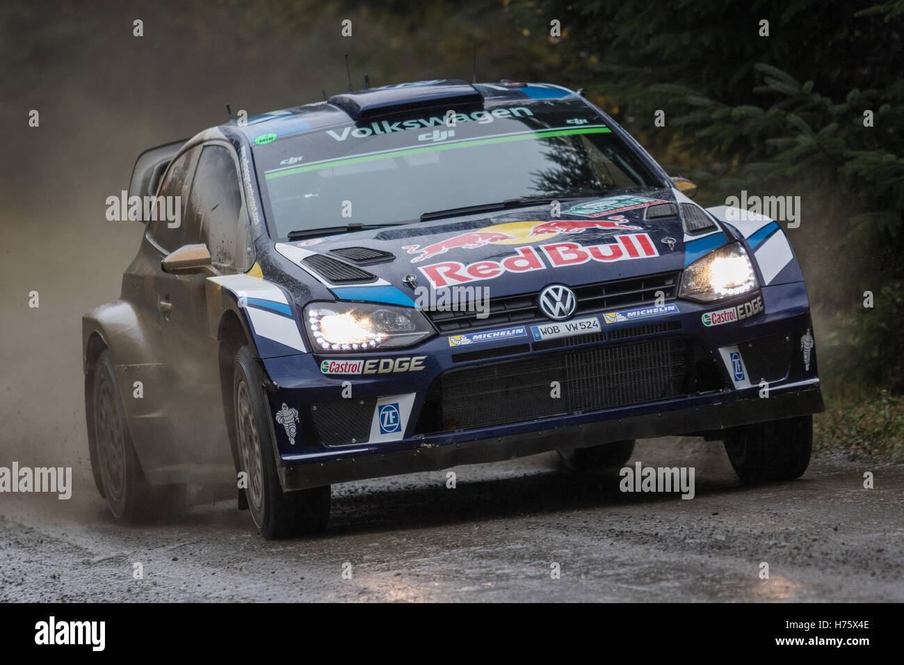 Andreas Mikkelsen prenant part à Wales Rally GB sur le Dyfnant stade. Banque D'Images