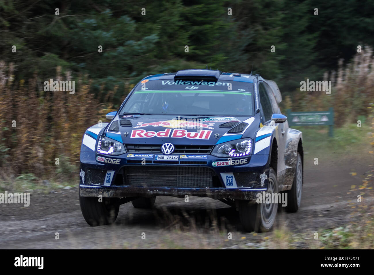 Sebastien Ogier prenant part à Wales Rally GB sur la scène. Alwen Banque D'Images