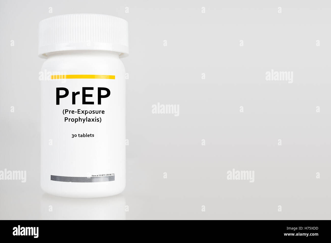 Bouteille de pilules avec étiquette 'PrEP' (acronyme de immunisation avant exposition prophylaxie). Le traitement de préparation est utilisée pour prévenir l'infection par le VIH Banque D'Images