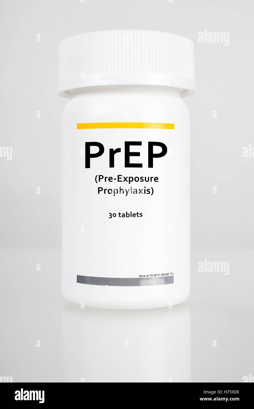 Bouteille de pilules avec étiquette 'PrEP' (acronyme de immunisation avant exposition prophylaxie). Le traitement de préparation est utilisée pour prévenir l'infection par le VIH Banque D'Images