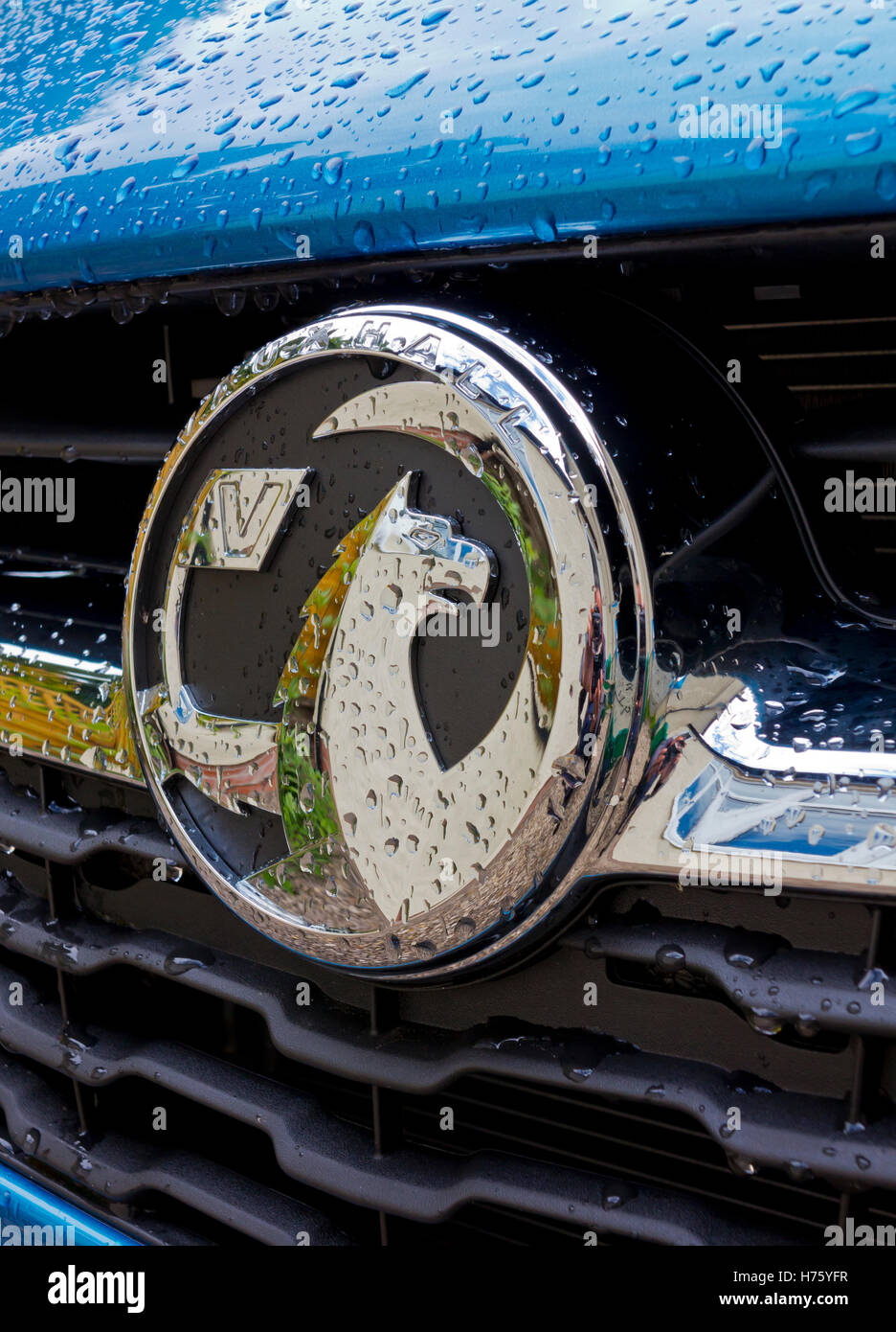 Vue rapprochée de bleu métal modèle 2016 voiture Audi avec des gouttes d'eau sur le corps et sur le logo de calandre Banque D'Images