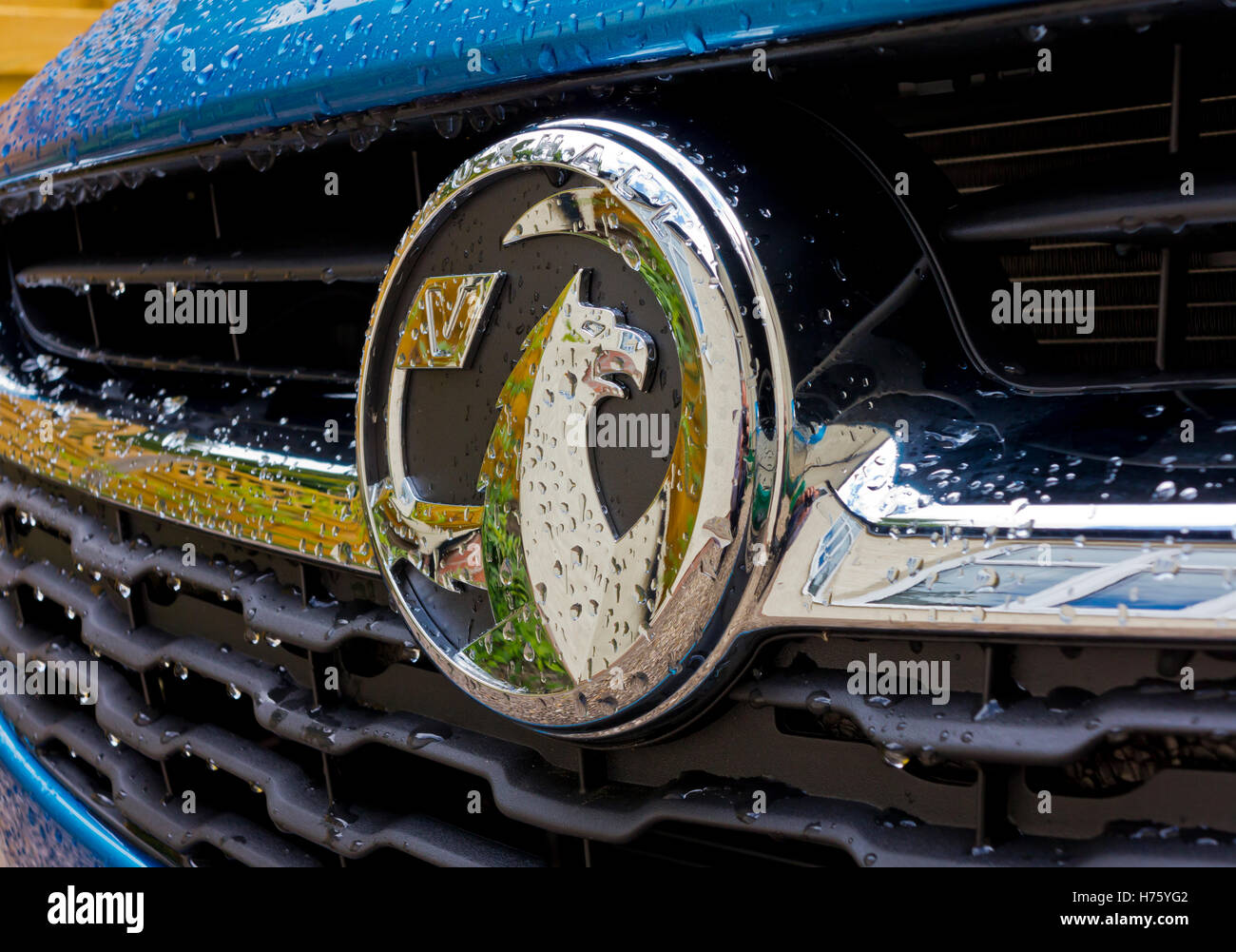 Vue rapprochée de bleu métal modèle 2016 voiture Audi avec des gouttes d'eau sur le corps et sur le logo de calandre Banque D'Images
