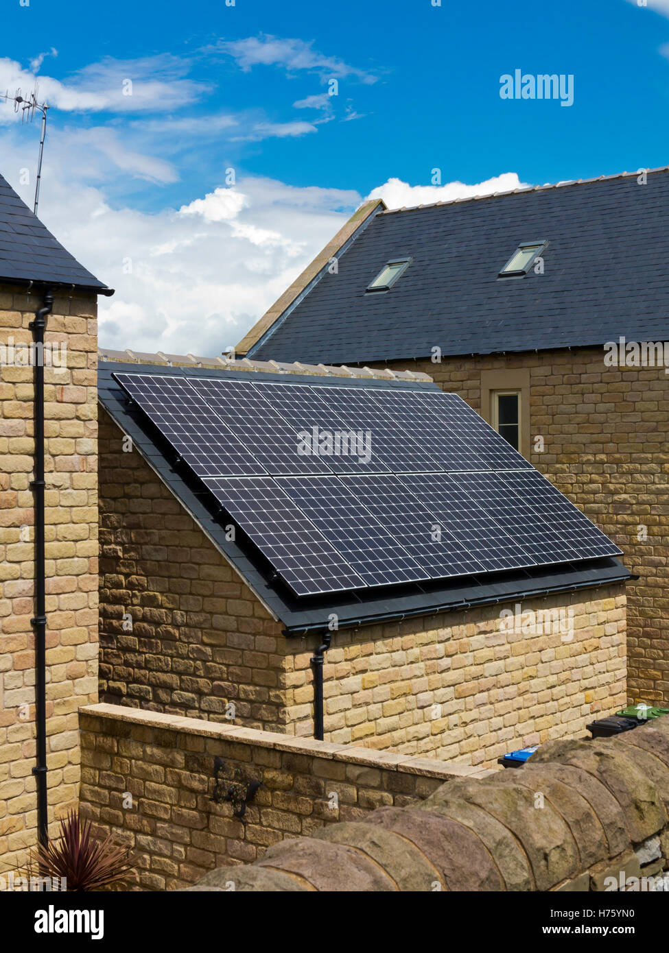 Des panneaux solaires sur toit de maison récemment construite dans le Derbyshire, Angleterre, Royaume-Uni Banque D'Images