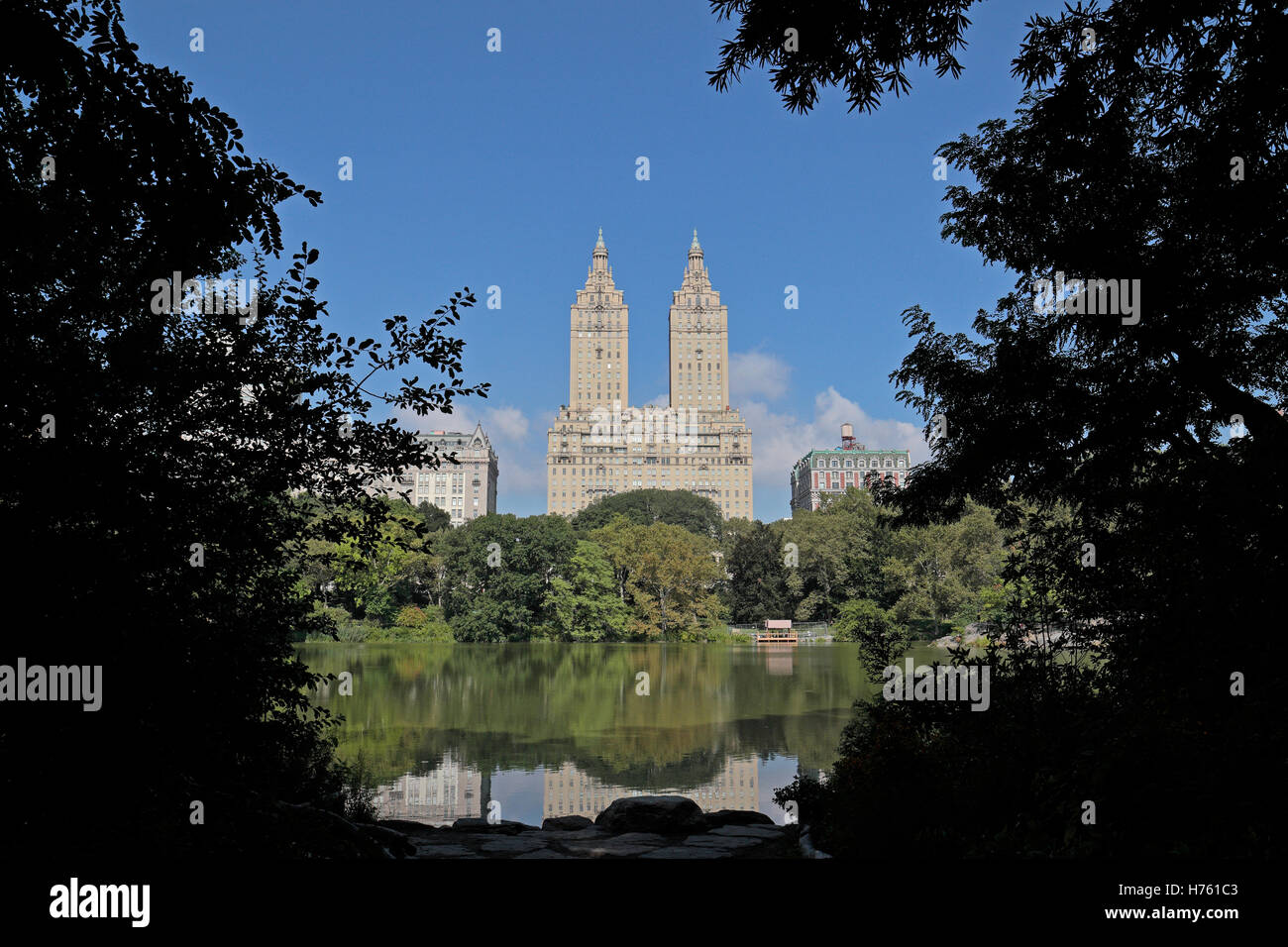 Sur le lac de Central Park vers le San Remo bâtiment Société des locataires, Manhattan, New York, United States Banque D'Images