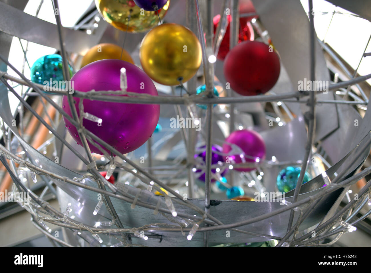 Boules de Noël rouge doré violet bleu cage acier Banque D'Images
