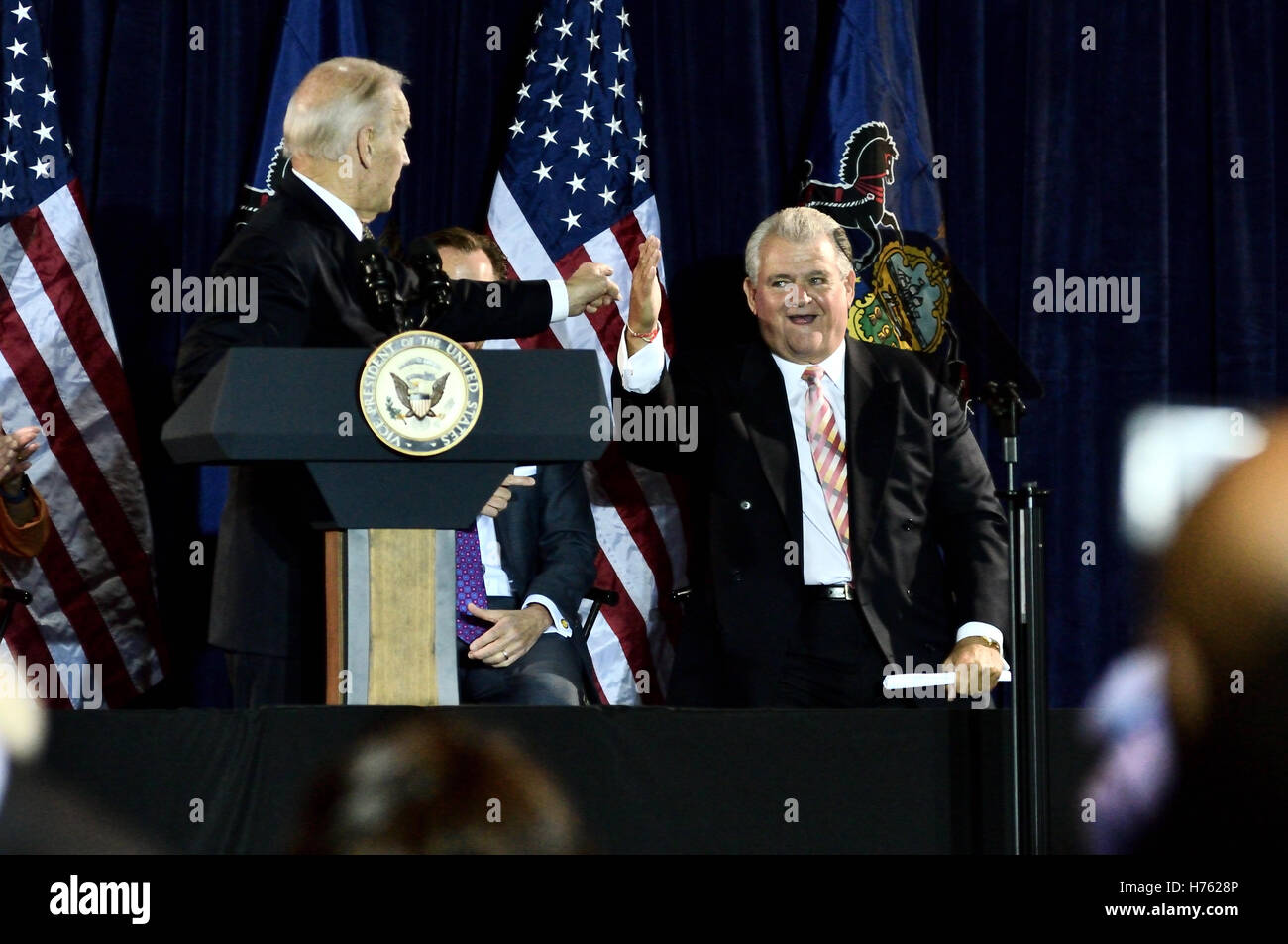 Le vice-président Joe Biden et leader démocrate de la Chambre Nancy Pelosi titre démocratique du Comité de Philadelphie Ville Jefferson-Ja Banque D'Images