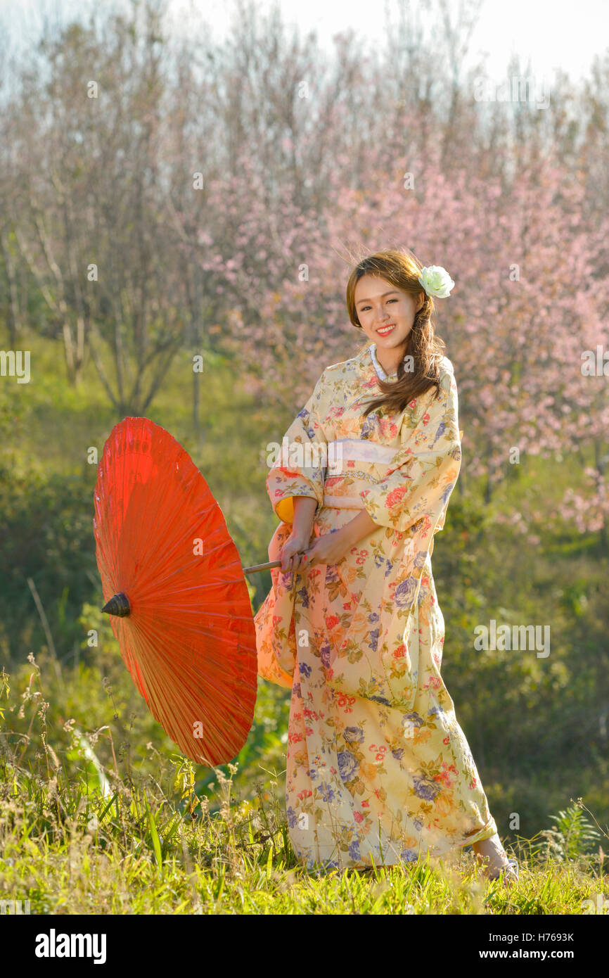 Asian woman wearing kimono traditionnel japonais Banque D'Images
