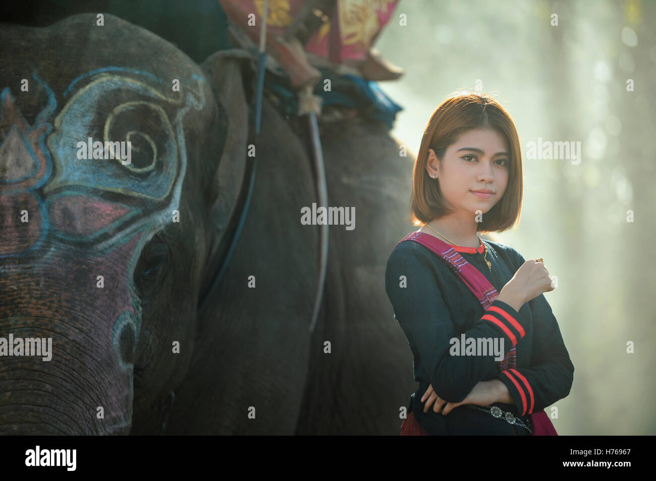 Portrait d'une femme debout à côté d'un éléphant, Thaïlande Banque D'Images