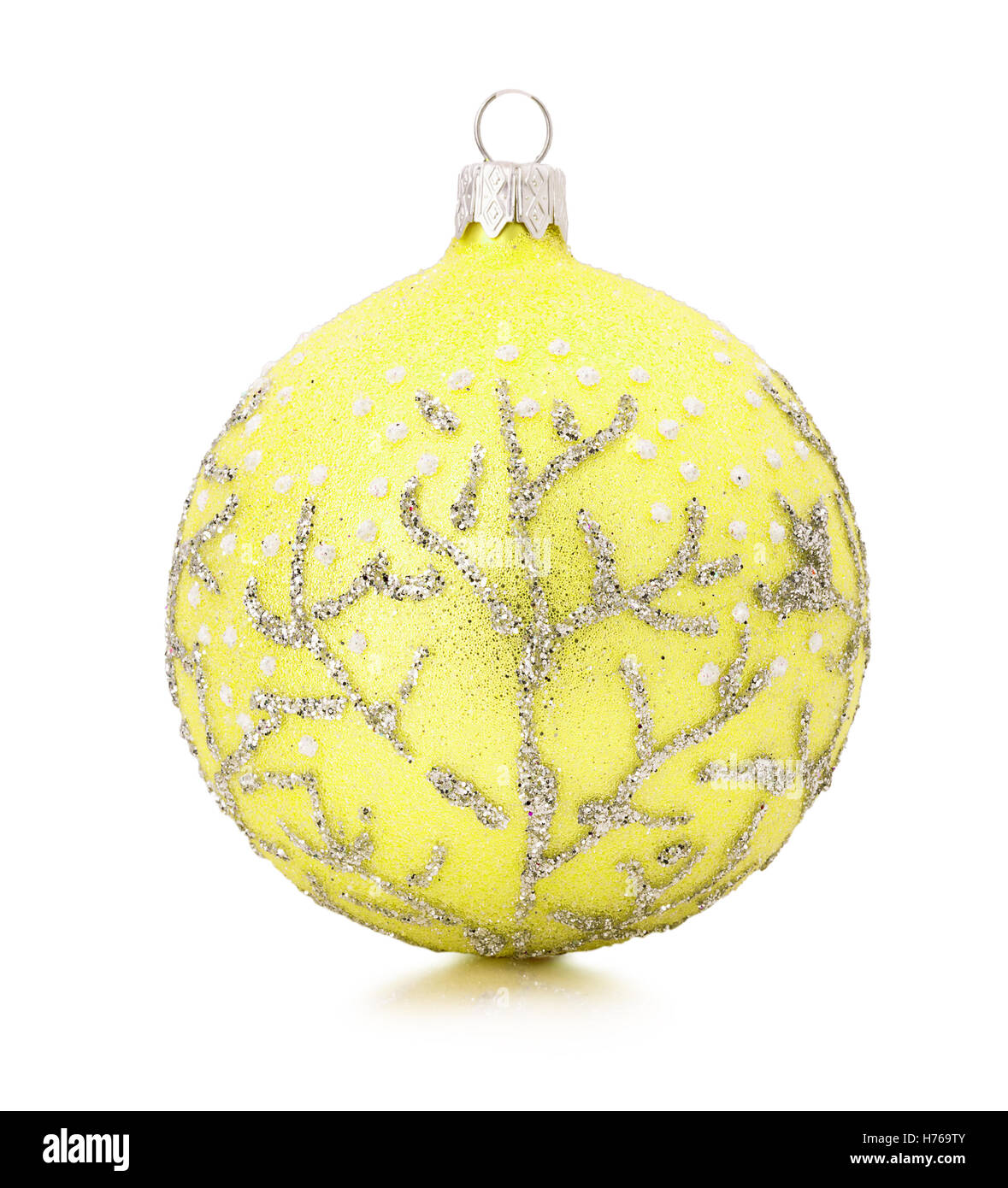 Christmas Tree ball jaune isolé sur fond blanc. Banque D'Images