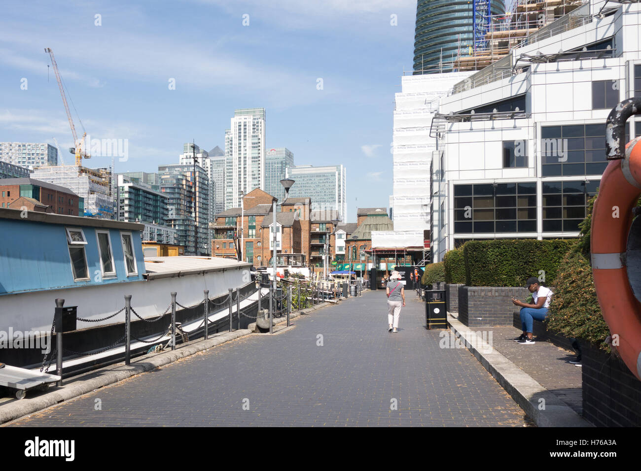 Londres, Royaume-Uni - 24 août 2016 : les travailleurs de la ville le long de la relaxe d'Oakland dock Quay à Crossharbour. Banque D'Images