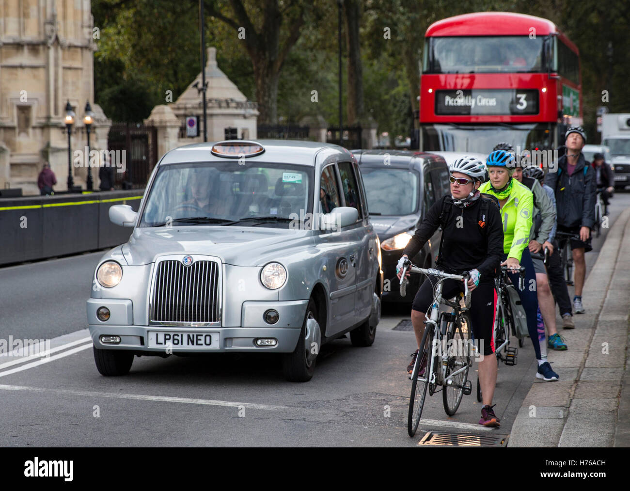 Taxi, Bus et vélos, Londres, Angleterre, le mercredi, Septembre 28, 2016. Banque D'Images