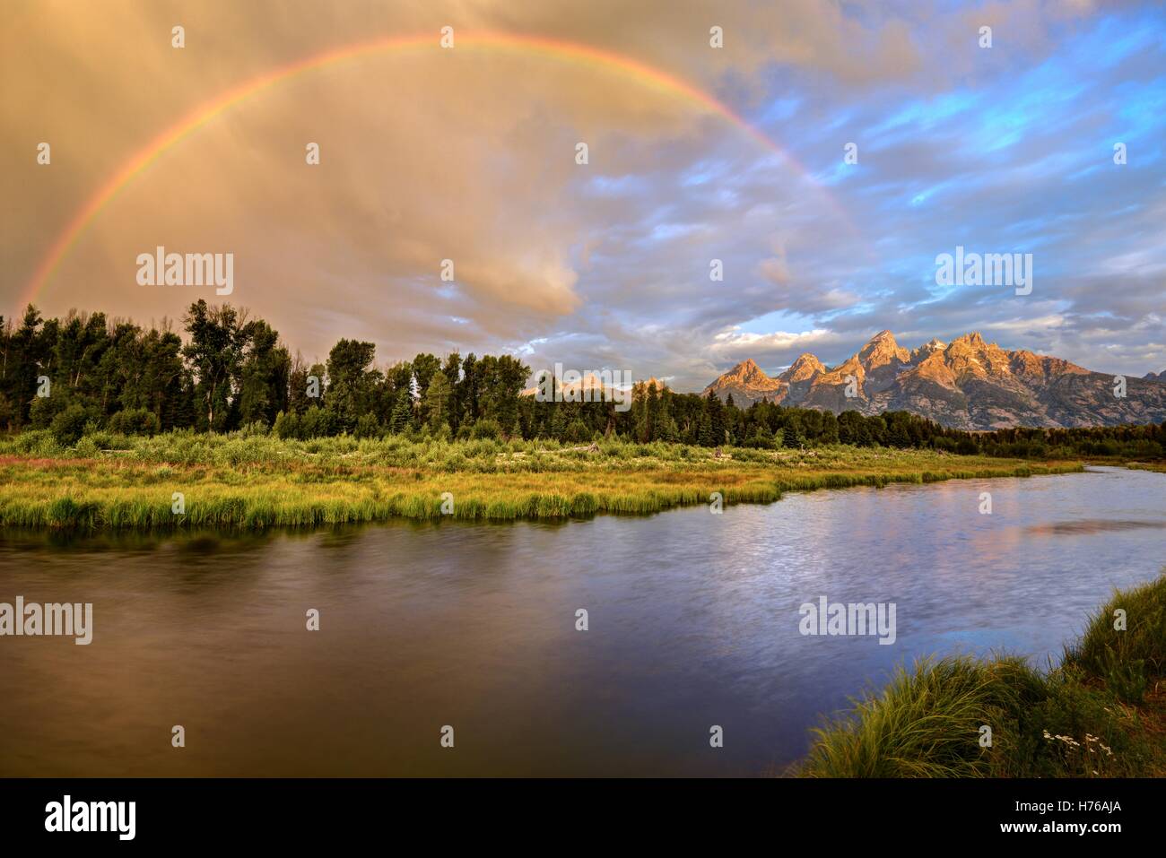 Stormy Sunrise et Rainbow au-dessus de la rivière Snake et des Grands Tetons, Wyoming, États-Unis Banque D'Images