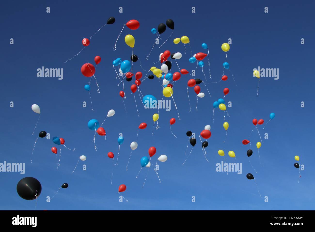 Ballons multicolores dans le ciel Banque D'Images