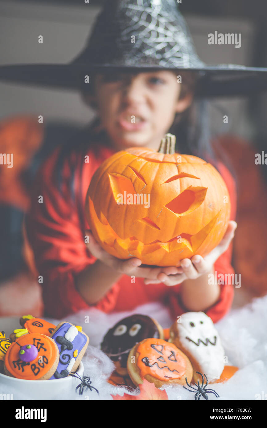 Boy holding a halloween jack-o-lantern pumpkin Banque D'Images
